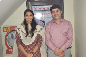 Gunjita Agrawal Rank 26 UPSC CSE 2022 with her Mentor Vikash Ranjan Sir at Triumph IAS